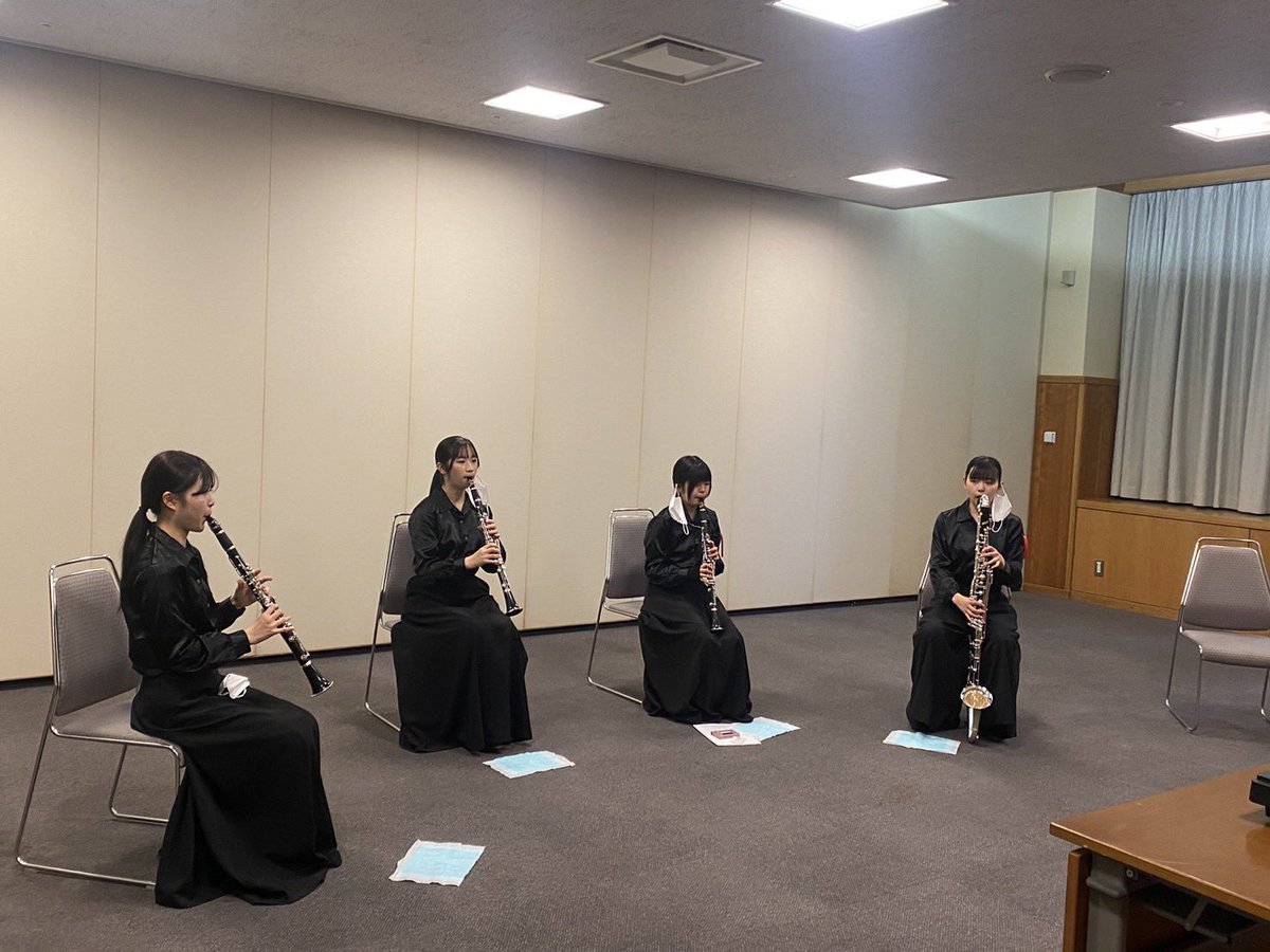 Kanagawacla's tweet photo. こんばんは- ̗̀🌙  ̖́-
本日行われた第64回全日本アンサンブルコンテストにて、クラリネット四重奏が金賞を受賞しました🏆✨️
たくさんの応援本当にありがとうございました！！
これからも神奈川大学吹奏楽部クラリネットパートをよろしくお願いいたします🙌 https://t.co/U6mX6k27aB