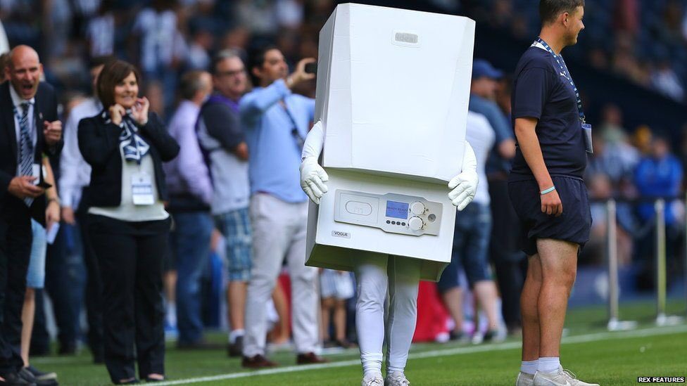 MarcelLindenau's tweet image. Das Maskottchen von West Bromwich Albion ist „Boiler Man“. Ein Warmwasserboiler.

Und damit guten Morgen.