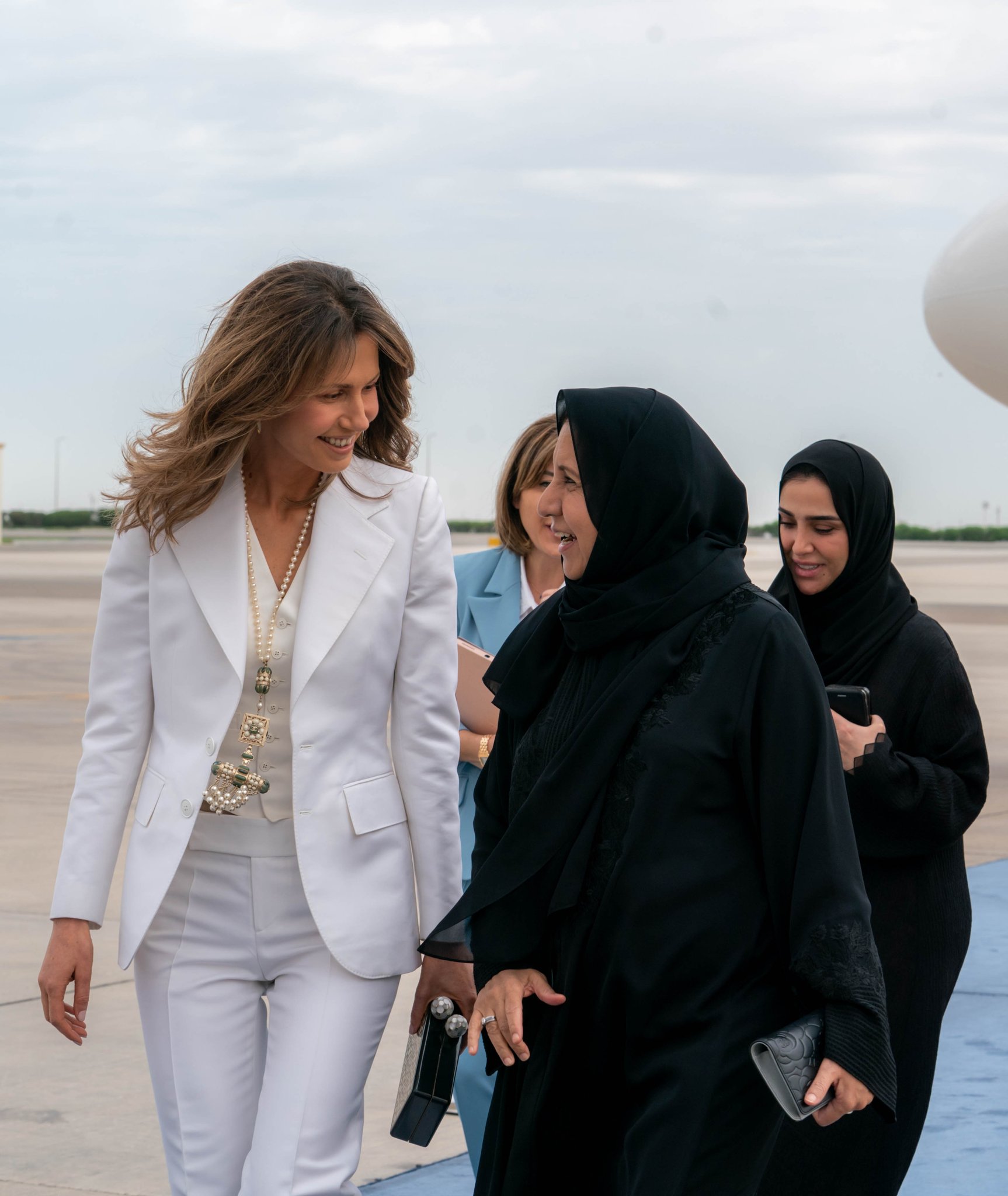 وصل السيد الرئيس بشار الأسد ظهر اليوم إلى دولة الإمارات العربية المتحدة في زيارة رسمية ترافقه خلالها السيدة الأولى أسماء الأسد