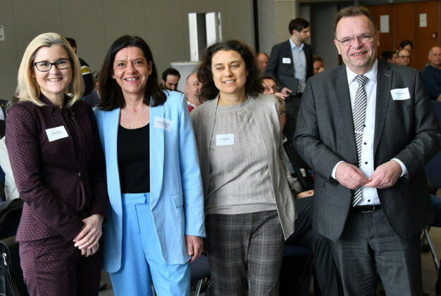 Gemeinsam gegen den Fachkräftemangel
Claudia Wesner – Stabsstelle Fachkräftesicherung in Hessen, Tatjana Grau-Becker – Fachbereichsleiterin Wirtschaftsförderung im SEK, Lora Demireva und Landrat Winfried Becker (v.l.).... 
#ClaudiaWesner #LoraDemireva

seknews.de/2023/03/19/gem…