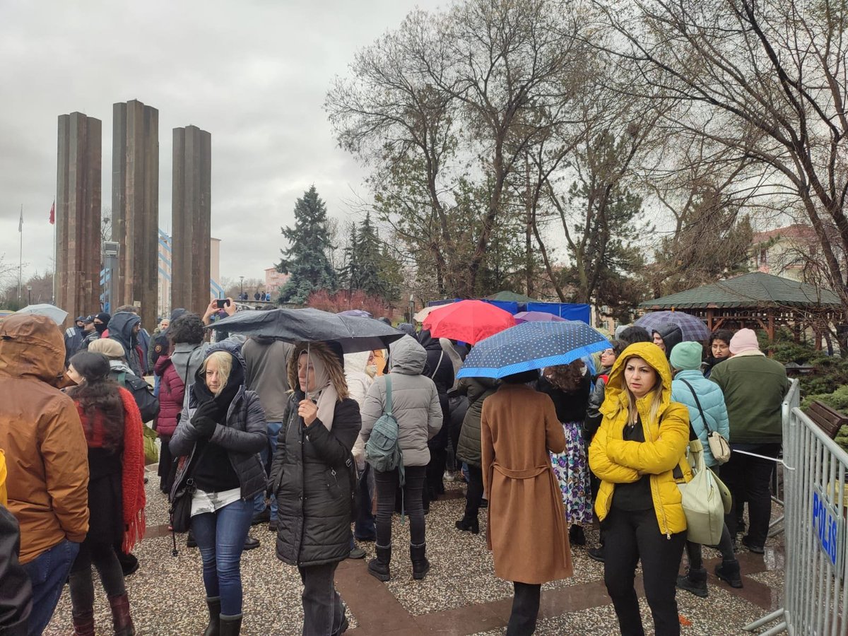 Ankara'daki Newroz alanına kadınları "detaylı arama" adıyla kapalı bir kabinde aramaya zorluyorlar.