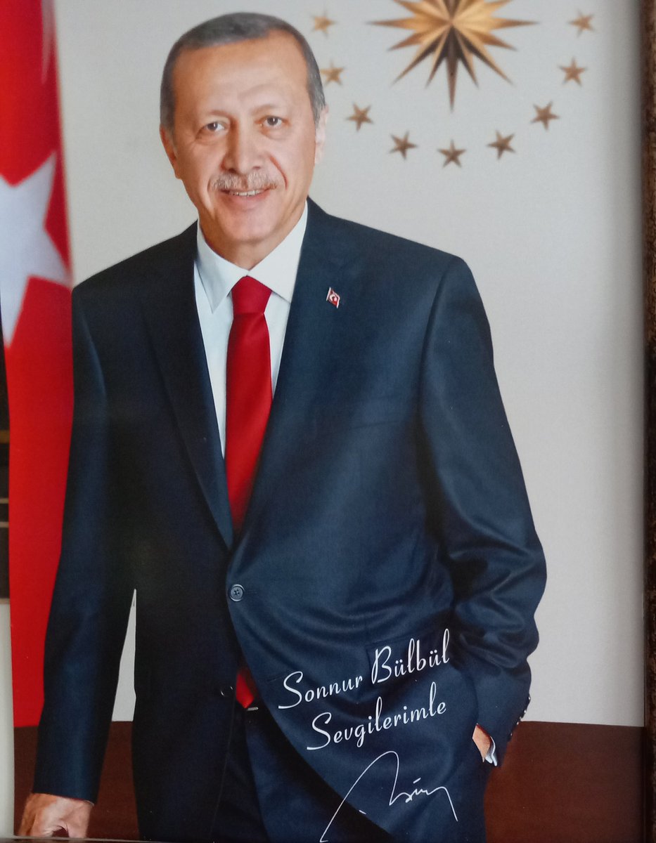 Mazlumların Umudu Kıymetli Cumhurbaşkanım
Bu Kutlu Davada Senin İle Yol Yürüdüğüm İçin
Çok Şanslıyım. Verilen Her Görevi Severek Yerine Getirdim.
Çok Teşekkür Ederim Bu Kıymetli Hediyeniz İçin
Evimin En Güzel Köşesinde Olacak.. 🇹🇷 #İşimizVaktimizdenÇok #2023yolundabiriz