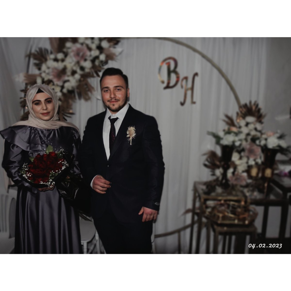 • Şükrünü nasıl edeceğimi bilemediğim nimetsin. Sen, sevgilim, ne güzel şeysin .."