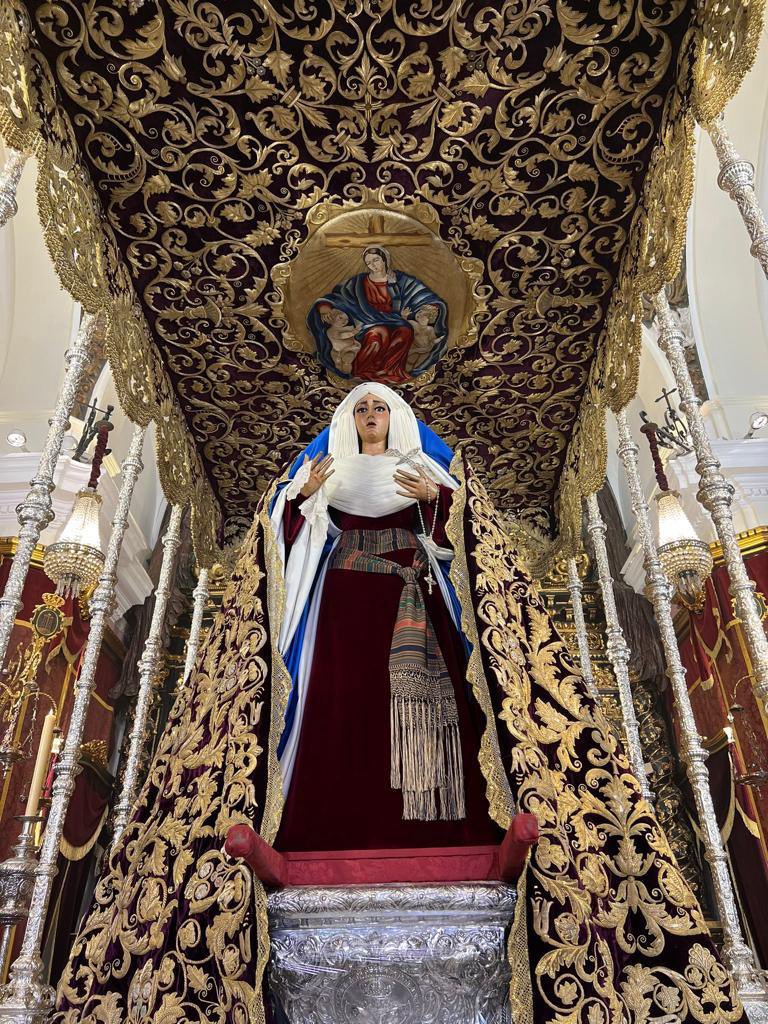 elllamadorcsr's tweet photo. La Caridad del Baratillo aparece sobre el paso con dos mantos. Foto @HdadBaratillo https://t.co/vYdm7jOr7H