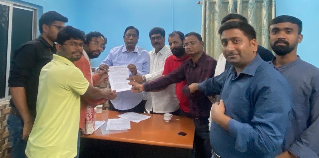 bhaukaaltv's tweet photo. सरकार से वार्ता के बाद छात्र नेताओं ने 20 मार्च को होने वाला विधानसभा महा घेराव वापस ले लिया है। मंत्री आलमगीर आलम ने आश्वासन के साथ कहा है कि झारखंडी हित के साथ कोई समझौता नहीं होगा और जल्द ही कम से कम 3 नियुक्तियों का विज्ञापन प्रकाशित किया जाएगा।
@Alamgircongress https://t.co/zurReKT7go