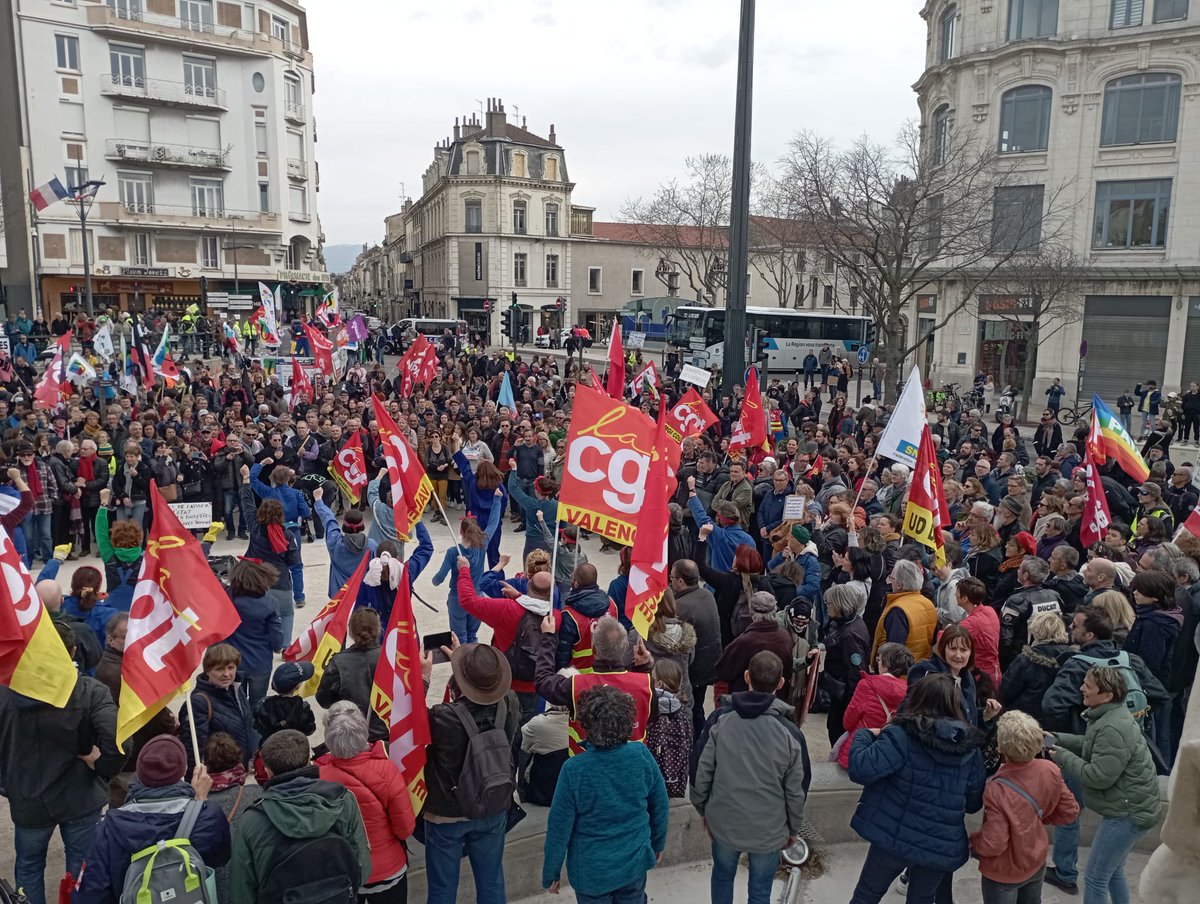 GRsudest's tweet photo. Manifestation à Valence hier contre le 49.3!! ✊ https://t.co/cAQY1yF219