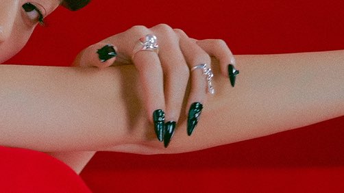 jisoogaIIery's tweet photo. details for flower by jisoo https://t.co/SnXCvnPYdO