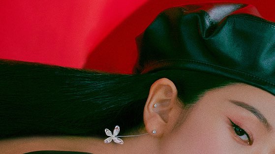 jisoogaIIery's tweet photo. details for flower by jisoo https://t.co/SnXCvnPYdO