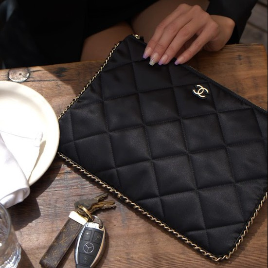 Simple and classy with #ChanelEnvelopeClutch 🖤
.
.
.
.
.
.
.
.
#chanelflap #classicchanel #neverwithoutmychanel #handbagaddict #purselover #iiheartchanel #chaneladdict #rentchanel #chanelcollection #cocomademedoit #chanelbags #chanellovers #designerpurse #luxuryfashionrentals