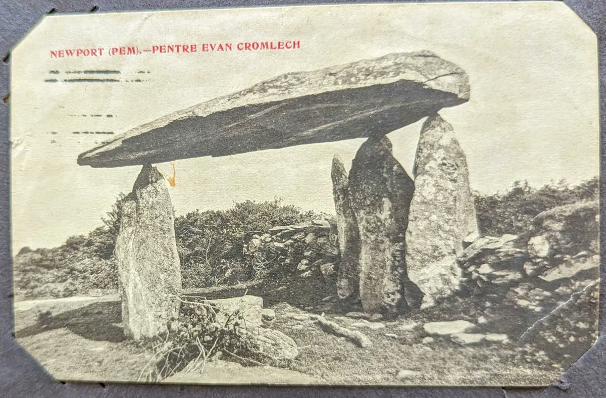 Cardyn post o Pentre Ifan #postcard #cromlech Un o gasgliad y @LLGCymru . Diolch anferth i'r curadur Will Troughton am bod mor amyneddgar a dangos i ni cymaint o gardiau post diddorol. Hanes Cymru ar maint A5 #A5 ...'Mae'r byd i gyd ar gardiau post' (Aled 'Damwain' Roberts)