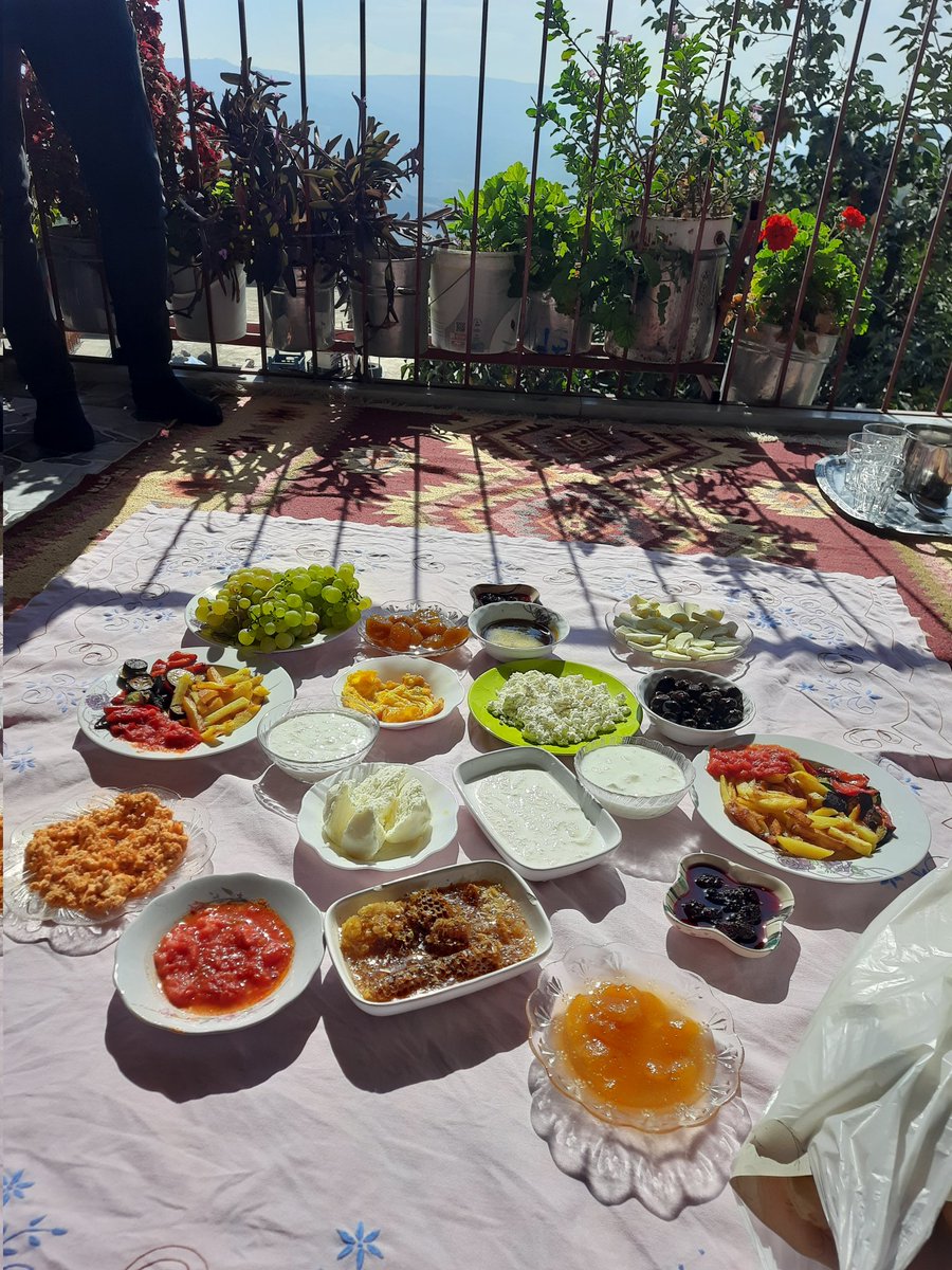 Pazarları neidüğü belirsiz açıkbüfe değil, güneşli ve çiçekli %100 sağlıklı bahçeden organik köy kahvaltısı vadediyorum..