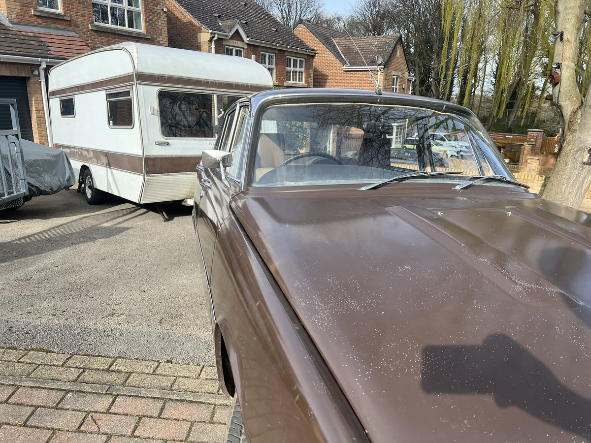 Loving my matching classic car/caravan combo. The brown has to stay! Just to get them both finished. #mycaravanlife #classiccar #classiccaravan #matchingoutfit @RetroCampingClb @candmclub @Media_CAMC @_Elddis_