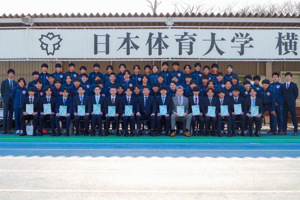 MEISON2423's tweet photo. 先日、日本体育大学を卒業しました。
4年間は辛く、楽しく、濃く、速く。
終わってから振り返ると仲間との瞬間は特別な場所だったと感じます。
これからは新たな場所で社会人としての一歩を歩み始めます。

自分らしく、ま���再開するときに胸を張って会えるように。🕊️

#日本体育大学 
#卒業

🦁❤️‍🔥 https://t.co/KN6wDnbrzD