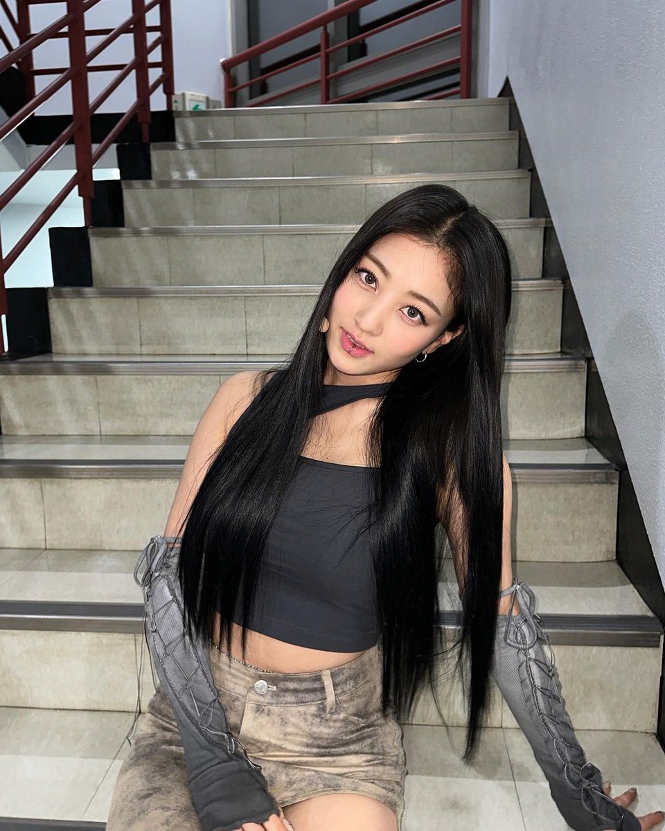 DailyJlHYO's tweet photo. jihyo and her black long hair is so gorgeous https://t.co/50mfGz1sfH