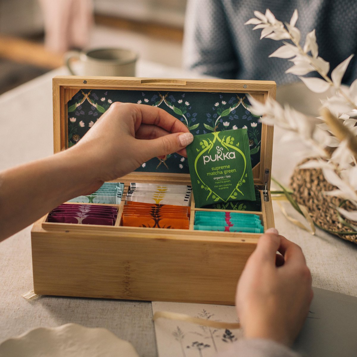 A Mother’s Day gift 😌🎁 Our Tea Discovery Chest is filled with nature’s wonders: 42 sachets of 6 delicious herbal flavors. Made from FSC® certified bamboo, it's crafted with all our love. Nature makes a wonderful gift 💚 Shop below. spkl.io/60174jBp7