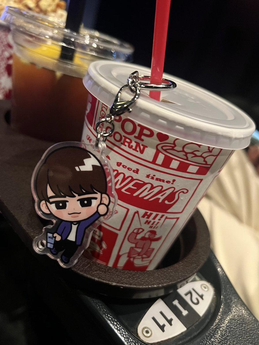 Cinnamooo05's tweet photo. わた婚見てきた🖤めめかっこいいし美桜ちゃんも可愛いし、めっちゃ物語に吸い込まれた🥺✨
#watakon_movie 
#目黒蓮
#SnowMan
#わた婚
#わたしの幸せな結婚 https://t.co/4iyYafrgGM