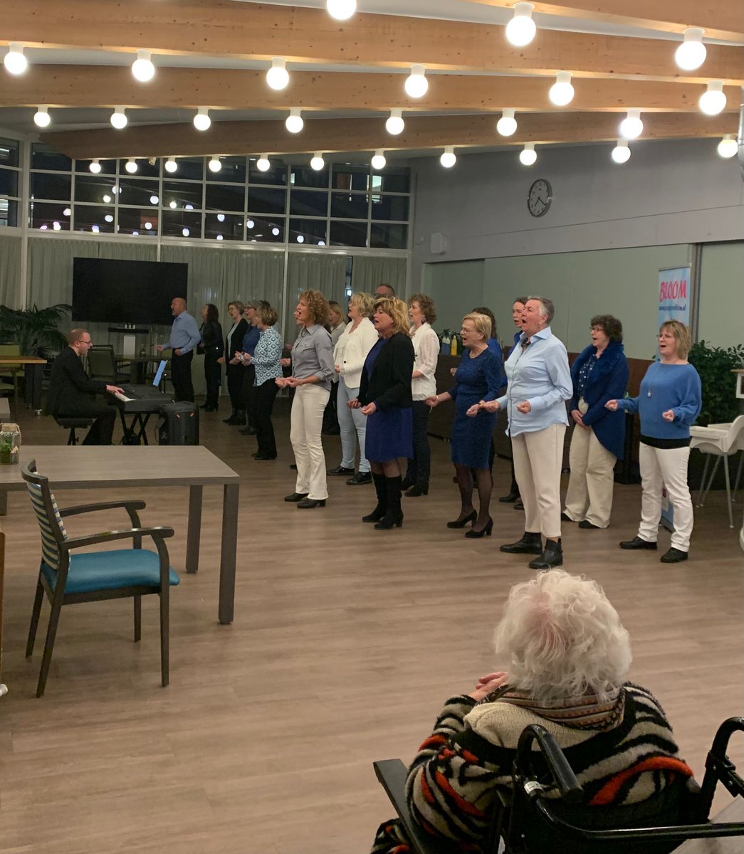 PopkoorBloom3's tweet photo. OPTREDEN DE WILBERT KATWIJK

Afgelopen dinsdagavond trad Popkoor Bloom op bij De Wilbert in Katwijk. 

Altijd fijn te zien hoe er genoten wordt van de muziek. 
Veel glimlachen op de gezichten. Daar doen we het dan ook voor. Muziek verbindt. ❤️🎶

https://t.co/o1BSetOtc2 https://t.co/d5bQIpiAgX