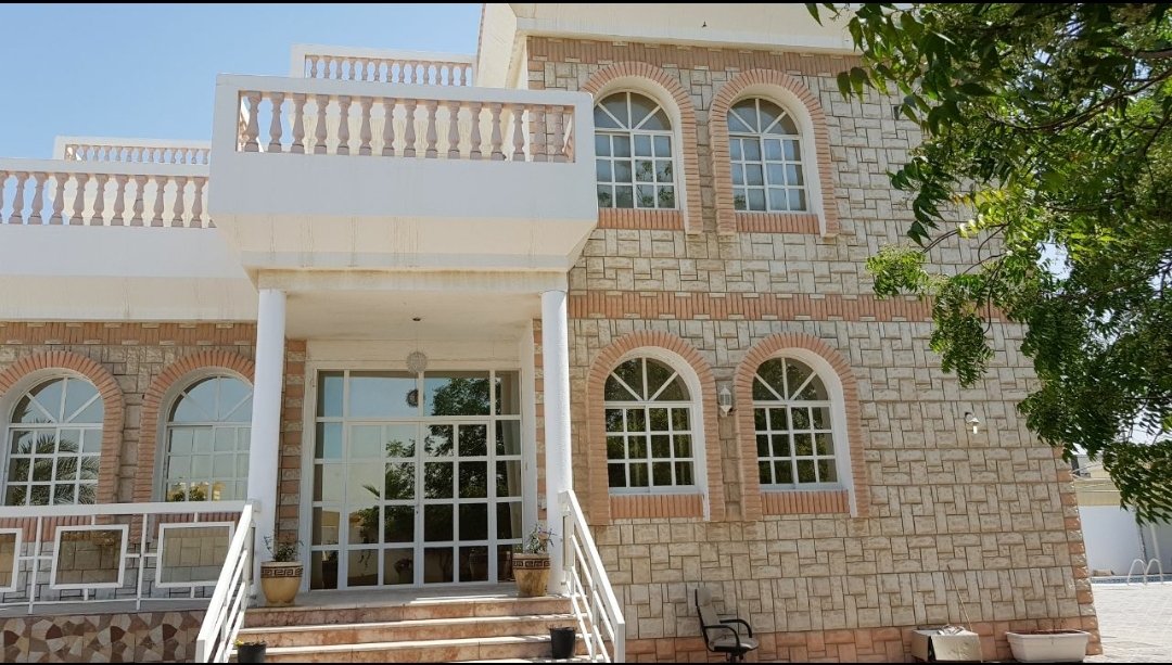 #للبيع فيلا دورين في منطقة #الرمثا 
#الشارقة عبارة عن 5 غرف نوم 3 منهم ماستر 
وصالتين فوق و تحت 
ومجلس 
مع ملحق فيه غرفة خدامه  ومطبخ ومخزن  
فيها مسبح 
وحديقة
الفيلا تلبيس حجر
التكييف اسبليت 
مساحة الارض 16 الف قدم
مطلوب 2 مليون و450 الف درهم قابل
للتواصل 0555670011 بومحمد