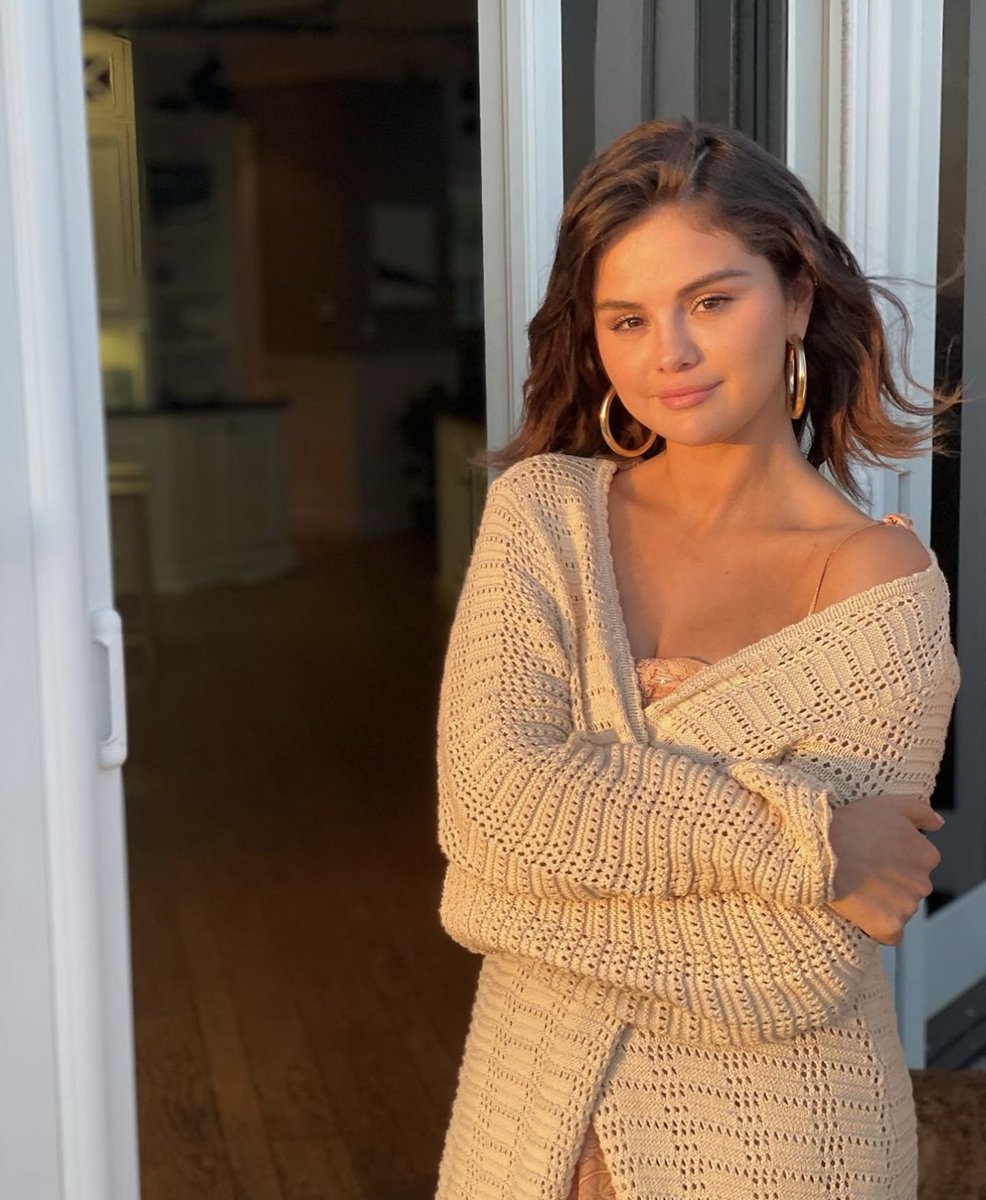 Selena Gomez officially becomes the first women to have over 400M followers on Instagram 🥺💕✨