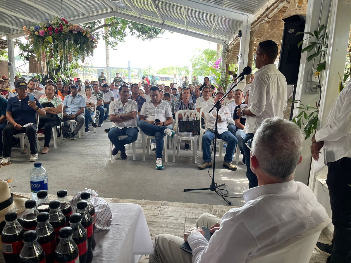 Centro Democrático
Estamos en Caucasia para escuchar voceros de la comunidad. Lo primero que necesitan los temas difíciles es escuchar mucho a la comunidad.