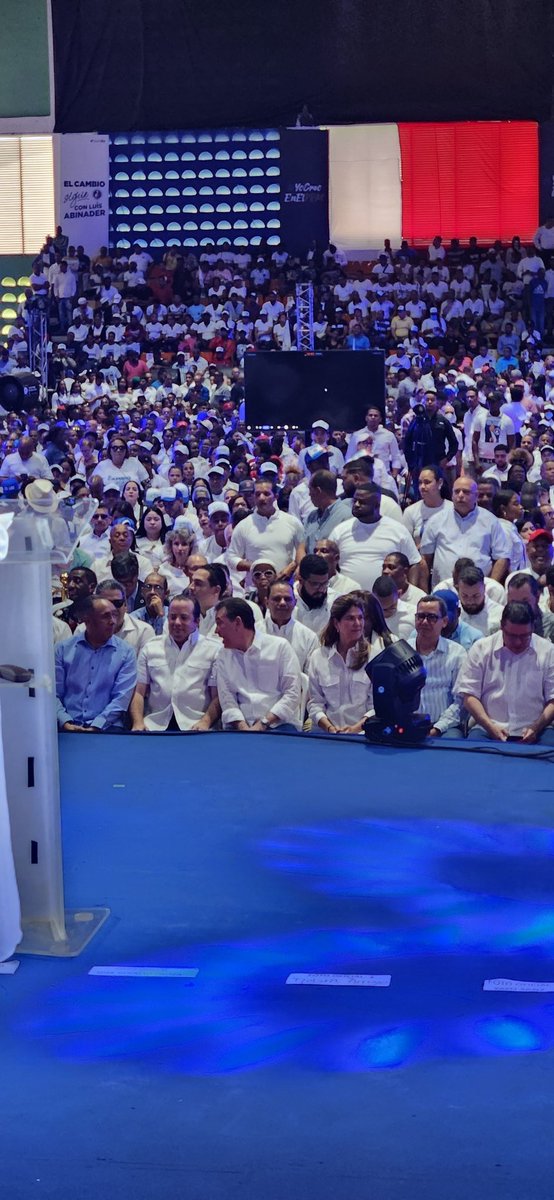 vhernandez112's tweet photo. El cambio sigue #yocreoenluis @coda_rd @luisabinader @itobisono https://t.co/K9xGCi1iDG
