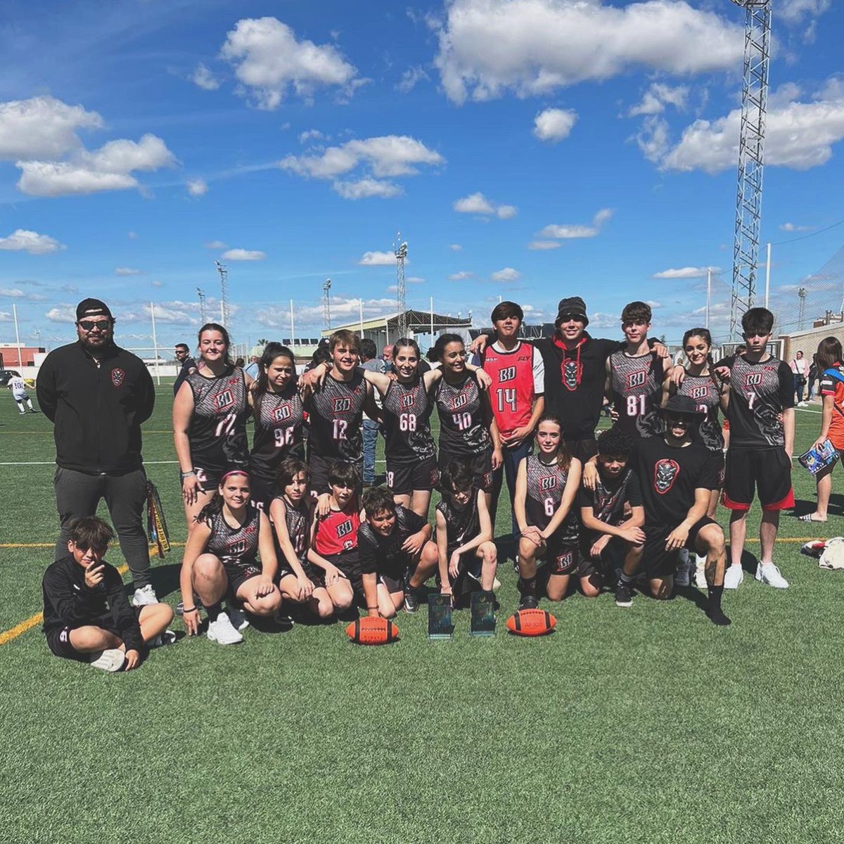 BlackDemonsFA's tweet photo. CAMPEONES (U13 y U17) DE LA EXTREKIDS BOWL 🔥
Gracias a @Vva_BlackStorks y al resto de clubes por este torneo. ¡Una gran oportunidad para aprender, mejorar y siempre disfrutar! 🖤
#JoinUsInHell
#sienteloscoloresconlg
#orgullodemonio #mareanegra #escuela #flagfootball #roceños https://t.co/BMd9bQUEVe