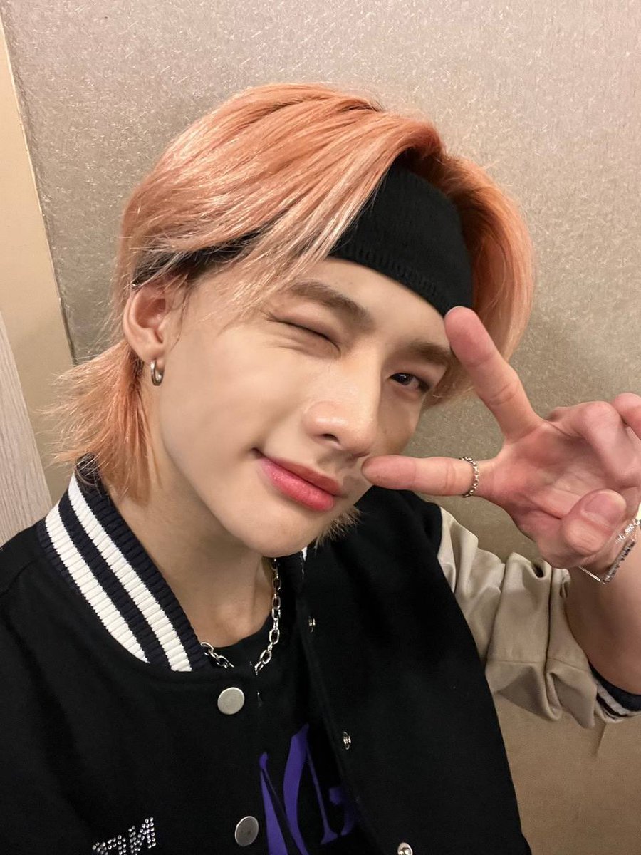 rianna44631237's tweet photo. Happy Birthday Hyunjin✨

Have a good day♥︎

GENIUS DANCERACHA HYUNJIN 
#영원보다_오래_사랑해_현진아
#HyunjinPaintsTheWorld
#HappyHyunjinDay https://t.co/Cln3FRQNgL