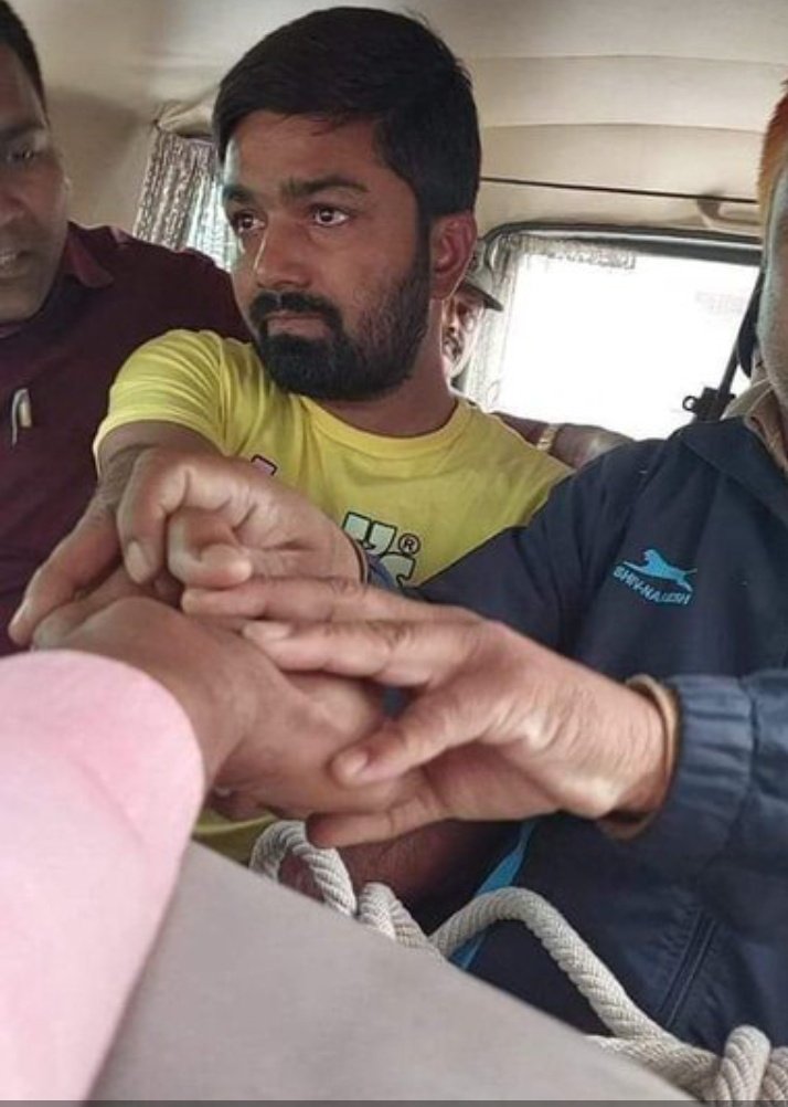 VIVEKPandeyVk's tweet photo. ये हम बिहारी इस बात को भूलूंगे नही तुमको बताएंगे  हाथ में माइक लिए सच्चाई के लिए लरता था मेरा भाई उस हाथ में तुमने हथकड़ी लगा दी 😔#biharsarkar #ISuppurtManishKasyap @aajtak
#sachtak #ManishKashyap
#RJD #jdu #BJP https://t.co/IhE51IsCbQ