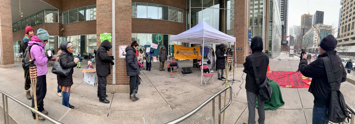 Solidarité avec la lutte pour un #StatutPourTous

Des dizaines de personnes ont campé devant les bureaux de la CISR pour exiger un programme de #régularisation inclusif et immédiat.

Chaque journée d'attente est une journée de trop.

<a href="/SolidariteMTL/">Solidarité sans frontières #StatusforAll</a> <a href="/MigrantRightsCA/">Migrant Rights Network #StatusForAll</a> <a href="/AmiEsdeStella/">Stella, Montréal</a>