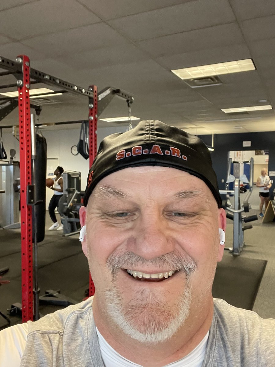 CoachFreier's tweet image. #commit2prepare workout complete.  Shook it up with a weekend special.  40-30-20-10 reps: DB Bench, DB Shoulder Press, EZ Curl, Cable Low Row, Tri Pushdown; 4.5 mi bike (total); 4x10 Plate Raise/Press and Cable Crunch; 10x20yd takeoffs. #DayofRest #NoDaysOff