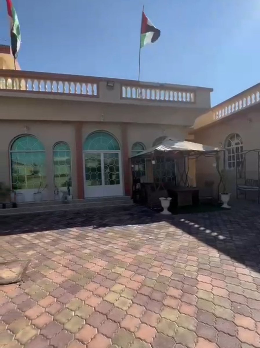 #للبيع #فيلا  #العزرة #الشارقة
تتكون من :
4 غرف نوم  
صالتين
3 حمامات
مطبخ
ملحق يتكون من مجلس كبير وغرفة للضيوف وغرفة خادمة ومخزن
المساحة 8000 قدم
قريبة من المسجد وحديقة العزرة
ملاحظة : البيع مع الاثاث

مطلوب مليون و500 الف قابل للتفاوض

للتواصل  :
0555670011 بومحمد