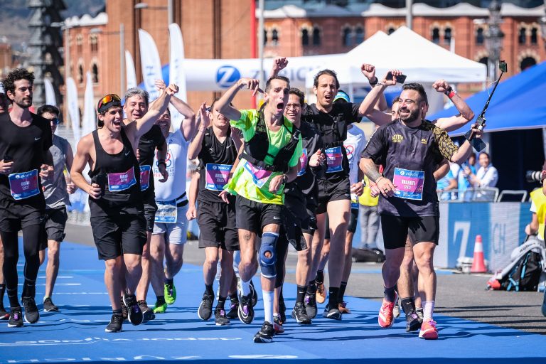 Àlex Roca finaliza el Maratón de Barcelona 2023 con 32 años de edad y un tiempo de 5 horas, 50 minutos y 2 segundos, a un ritmo de 8 minutos y 17 segundos por kilómetro, convirtiéndose en el primer atleta de la historia con un 76% de discapacidad física en acabar un maratón.