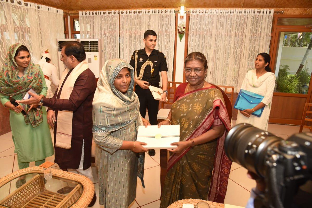 prafulkpatel's tweet photo. Hon'ble President, Droupadi Murmu ji interacted with the  SHG members working on Seaweed, Ornamental Shrimps, Terrace farming and Backyard poultry today. Appreciated insync participation of local and the administration in the development of the islands.@rashtrapatibhvn https://t.co/N1zwh1YA8U