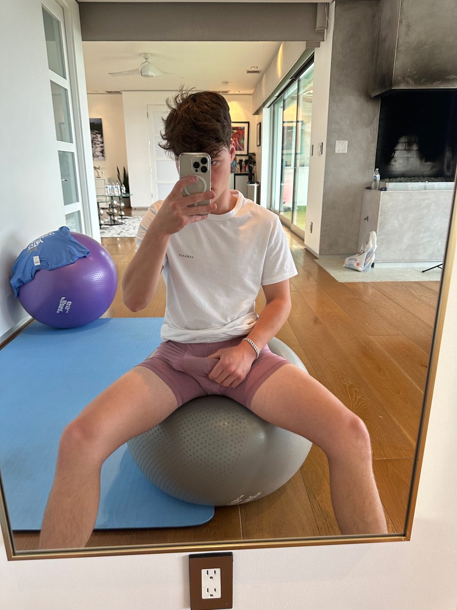 Rt if you’d make OF content with me on my yoga ball😜 #fitness