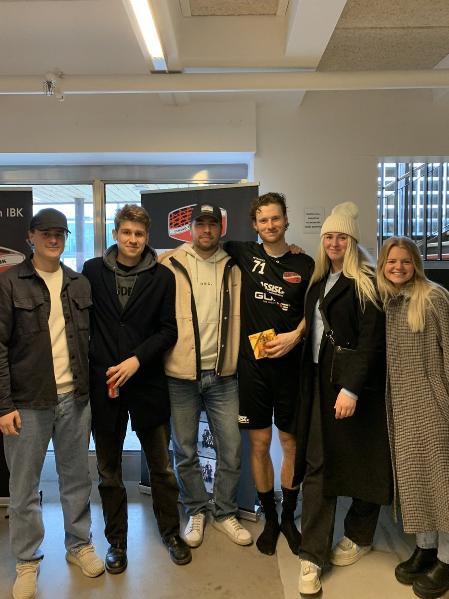 AlbinHermanss's tweet photo. Annan sport idag. Kika på innebandy och fina @LinusWahl 

2 mål och seger, mot allsvenskan! 🕺🏼 https://t.co/uTX5KsOBgN