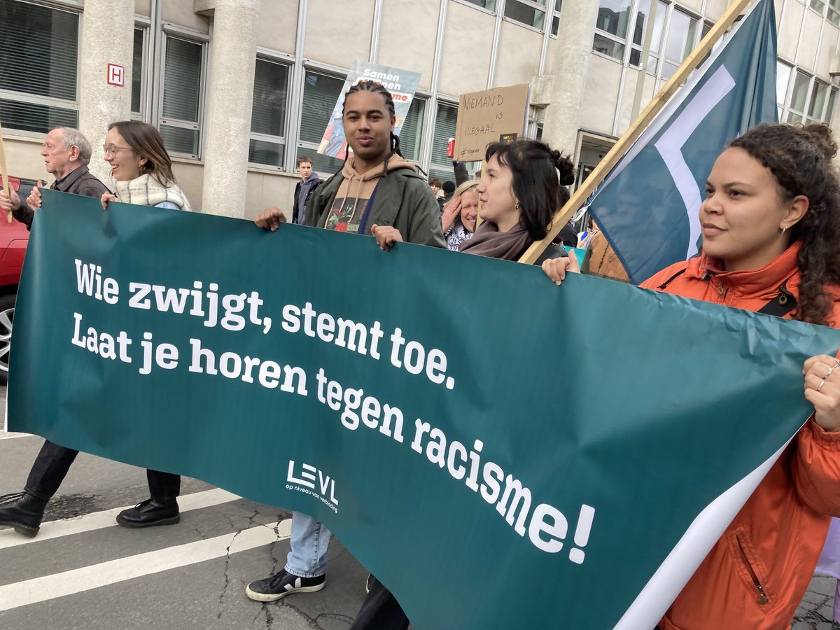 vverleyenacv's tweet photo. Wie zwijgt, stemt toe. Stop racisme. #acvpuls. #neverworkalone https://t.co/B8L9VEHPEH