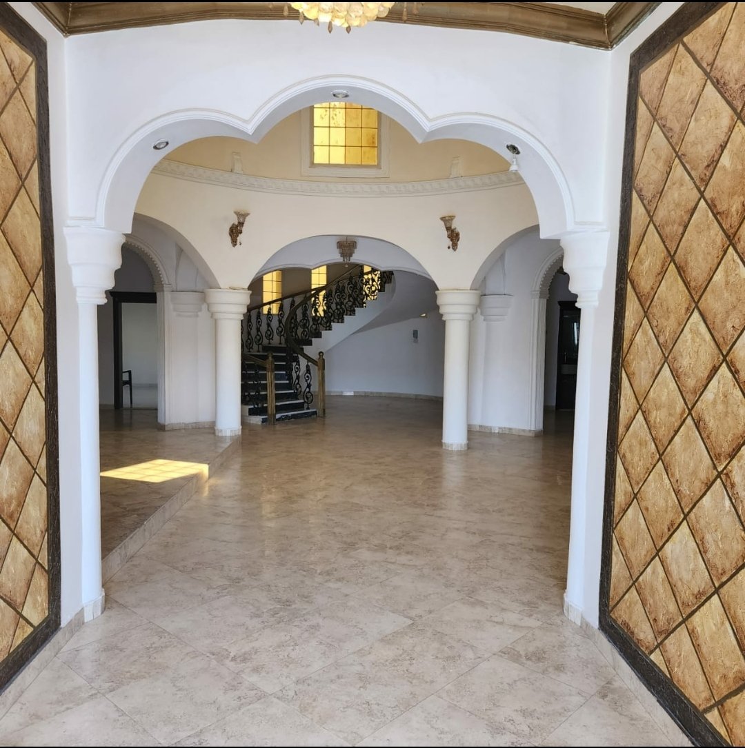 #للبيع #فيلا في #الشارقة #الطرفانة
4 غرف نوم ماستر ومجلس ماستر وغرفة طعام
 ومخزن ومطبخ خارجي مع غرفة خادمة وغرفة غسيل 
3 ملاحق لكل ملحق غرفتين ماستر وصالة ومطبخ
يوجد منطقة العاب صغيرة للاطفال
حوش كبير
المساحة 17 الف قدم
موقع مميز وسعر مميز
للتواصل والاستفسار
0555670011