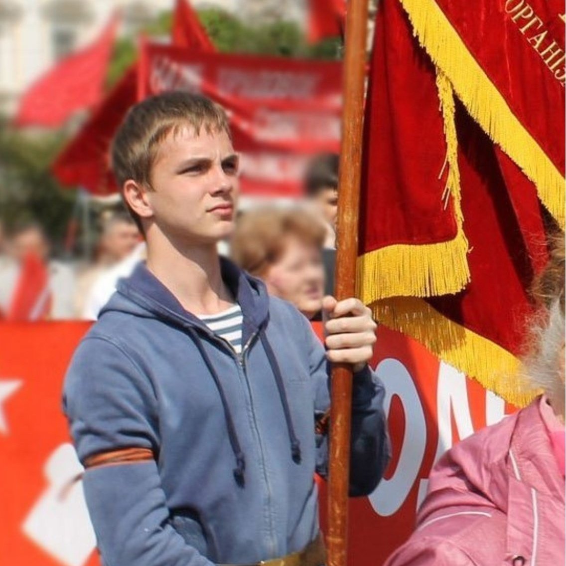 Spesso mi chiedono: " chi è il ragazzo della foto?"
Io rispondo sempre che Vadim era un giovane 17 enne sul quale i nazisti ad Odessa si accanirono con una brutalità inumana.
La sua colpa ?
Essere un  filorusso.

L'Aia sulla strage di Odessa è complice.
L'Aia non mi rappresenta