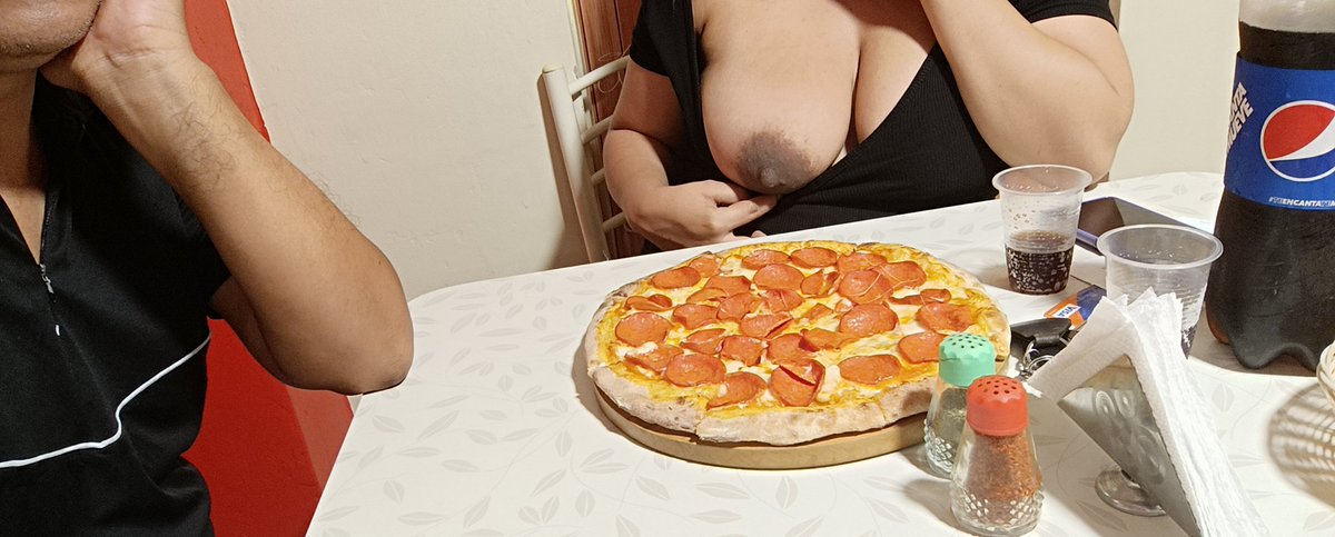 Justinedonatie2's tweet photo. #Sabado por la noche fue de #pizza . 🍕🤤
#Domingo  de pasarla rico🔥
#embarazadas #ParejasReales https://t.co/JauH3Uoc6U