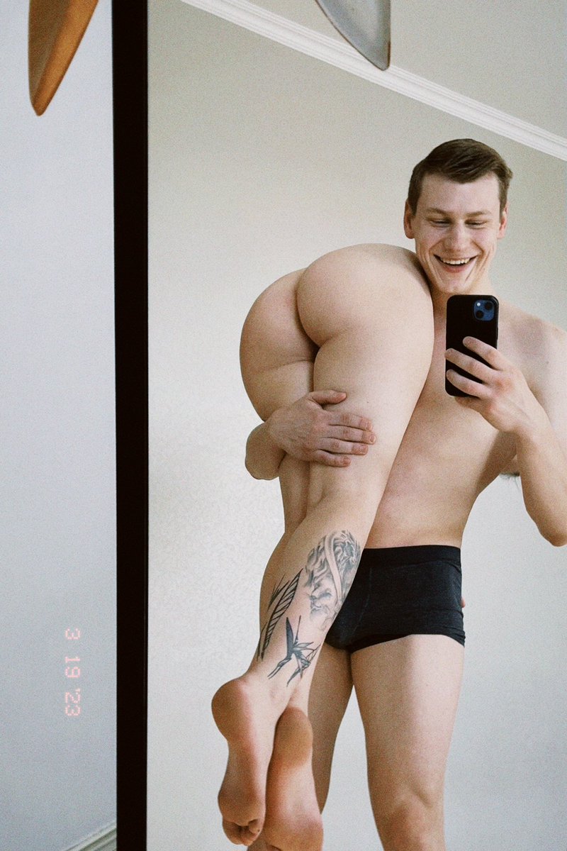 Мы в нашей маленькой спальне шепчем друг другу нежно:
«Время — иллюзия, жизнь нереальна, смерть неизбежна»