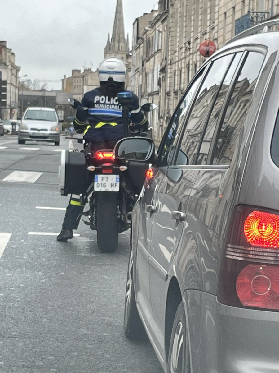 A <a href="/Mairie_Niort/">Ville de Niort</a> même la police municipale ne respecte pas les sas vélo, alors comment voulez-vous que les automobilistes le fassent ? Un commentaire <a href="/S6Dom/">SIX Dominique</a> <a href="/JeromeBaloge/">Jérôme Baloge 🇺🇦</a> ?