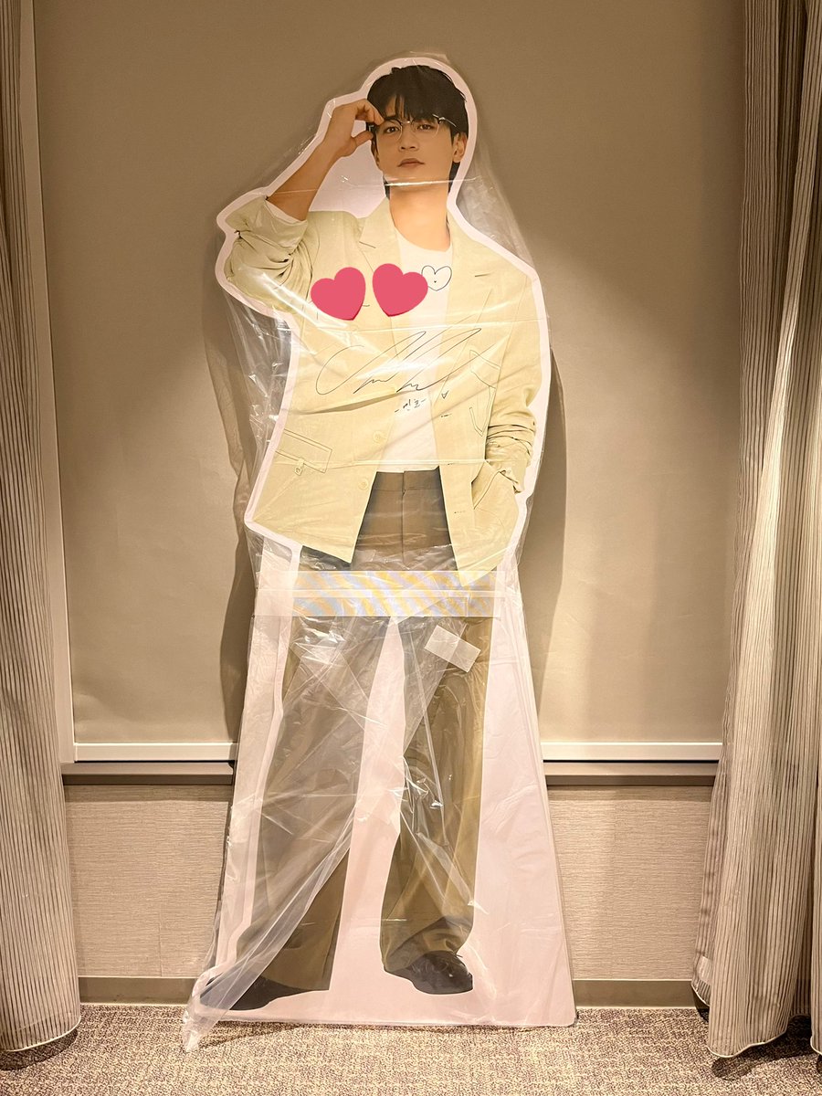 youjin7423's tweet image. ミノくんペンミで会場で1人だけ当たる等身大パネル当たった😱
大阪まで抱えて帰らないといけない😱新幹線と在来線…バス…

#SHINee
#ミノペンミ
