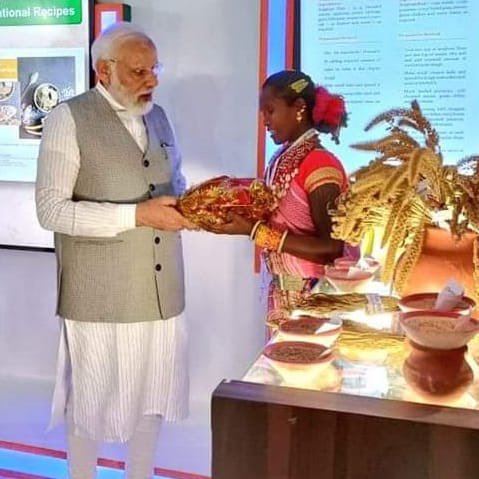 Hon'ble Prime Minister Shri Narendra Modi ji met Lahiri Bai ji of Dindori, MP during Pusa Global Millet #SriAnna Sammelan in New Delhi. It is a proud moment for MP. #internationalyearofmillets2023 #dindori