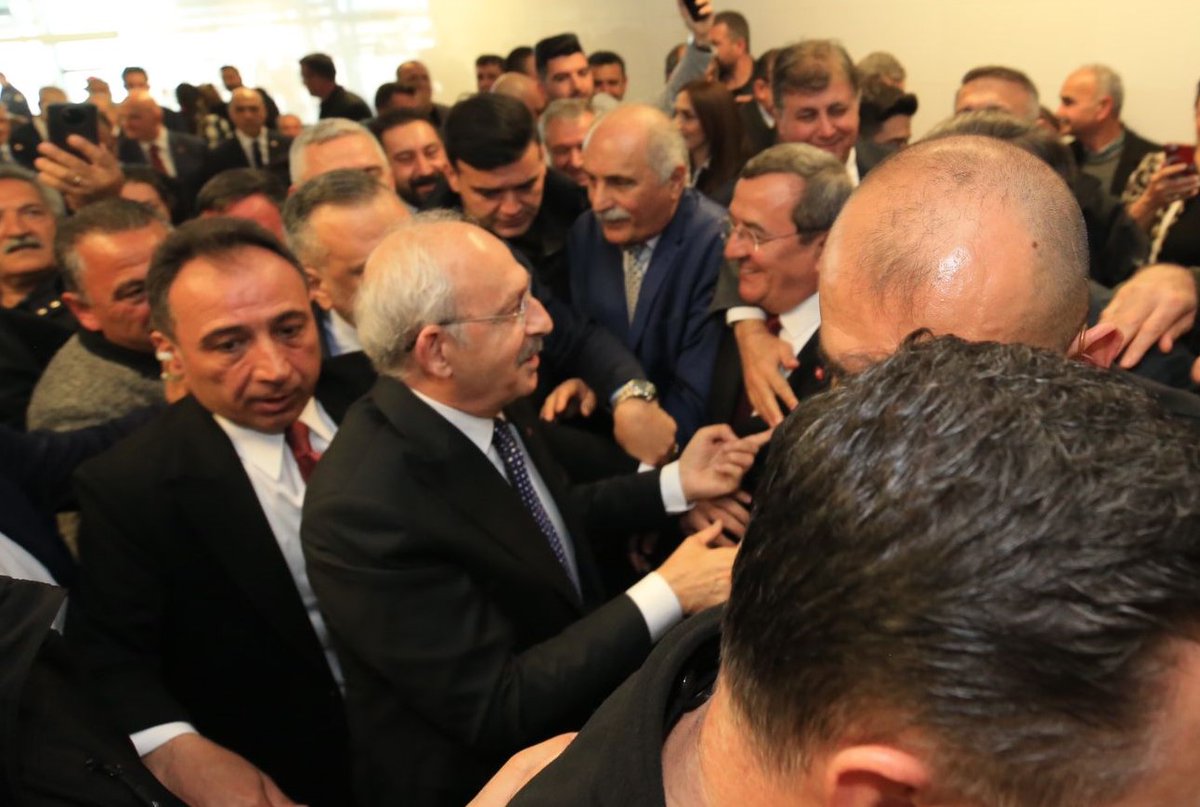 BASKANBATUR's tweet photo. 13. CUMHURBAŞKANIMIZ SAYIN KEMAL KILIÇDAROĞLU’NU 
CHP İZMİR ÖRGÜTÜMÜZ VE İZMİRLİ HEMŞEHRİLERİMİZLE 
BÜYÜK BİR HEYECAN VE COŞKU İLE KARŞILAYARAK BAĞRIMIZA BASTIK.

İZMİR, AYDINLIK BİR TÜRKİYE İÇİN ÇIKTIĞINIZ BU YOLDA 
HER ZAMAN YANINIZDA.

SİZ BAŞLAYIN, 
BİZ ZATEN HAZIRIZ. https://t.co/VjGOkoMrey