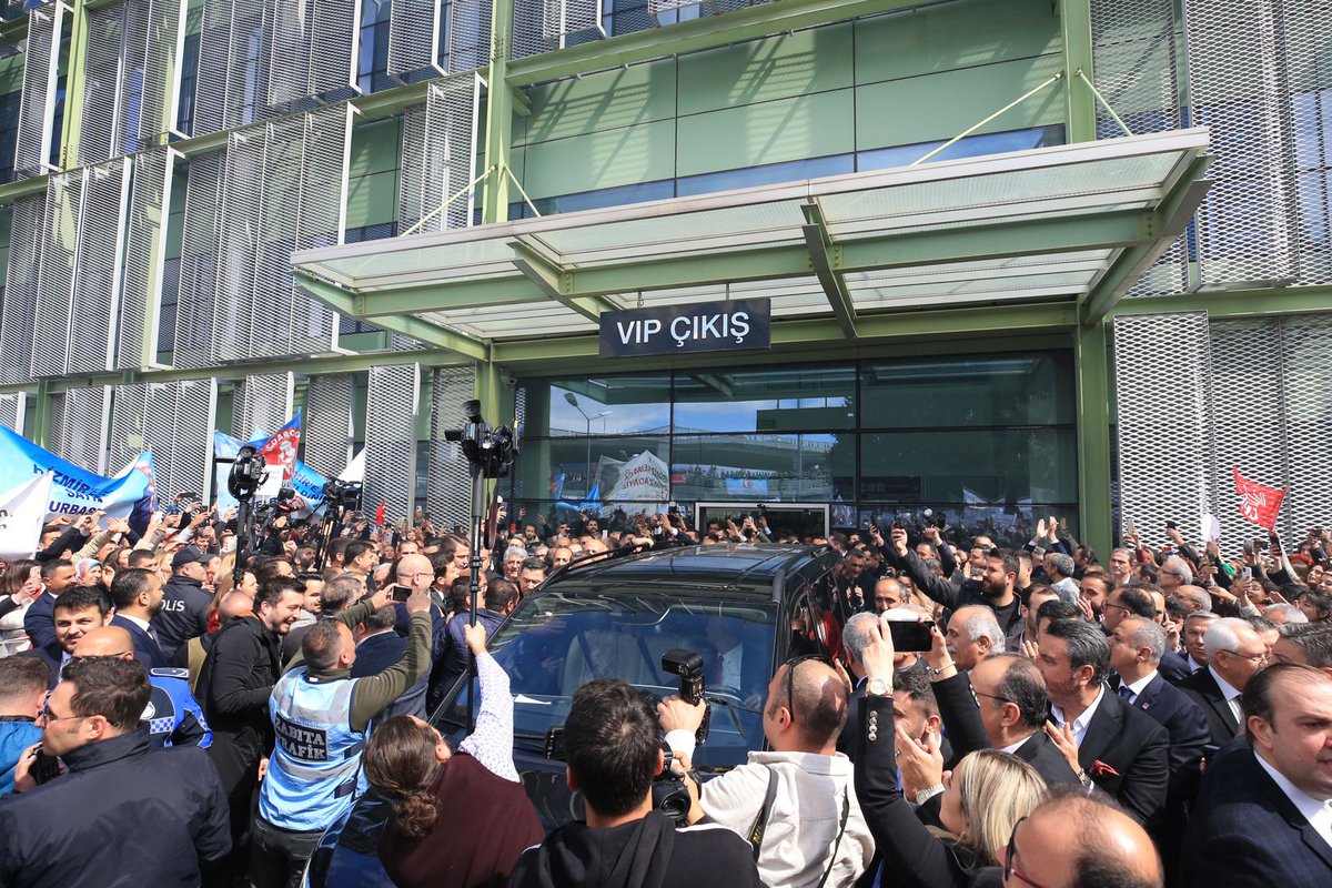 BASKANBATUR's tweet photo. 13. CUMHURBAŞKANIMIZ SAYIN KEMAL KILIÇDAROĞLU’NU 
CHP İZMİR ÖRGÜTÜMÜZ VE İZMİRLİ HEMŞEHRİLERİMİZLE 
BÜYÜK BİR HEYECAN VE COŞKU İLE KARŞILAYARAK BAĞRIMIZA BASTIK.

İZMİR, AYDINLIK BİR TÜRKİYE İÇİN ÇIKTIĞINIZ BU YOLDA 
HER ZAMAN YANINIZDA.

SİZ BAŞLAYIN, 
BİZ ZATEN HAZIRIZ. https://t.co/VjGOkoMrey