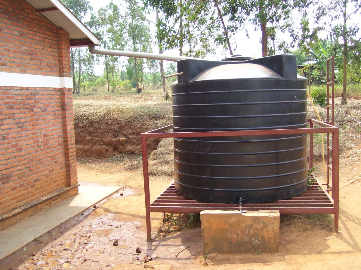 SangwaSifa's tweet photo. Rainwater harvesting can be a sustainable solution for people and farmers as we continue to face climate change challenges, which affects the availability of rain.

By using RWH: 

- Enough water will be stored for irrigation and domestic use and soil erosion’ll be reduced. https://t.co/SpMaeaqGLV