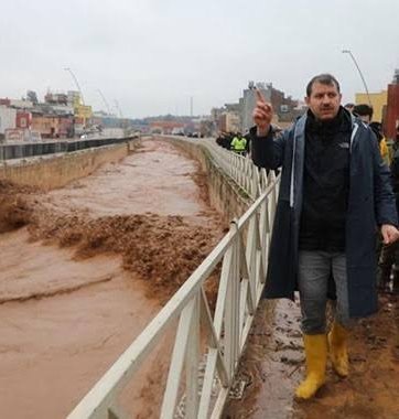 ahingunes's tweet photo. Sel felaketinin meydana geldiği andan itibaren basın mensubu olarak iki insanı Canla Başla sahada gördüm.
Biri Sn Vali @valisalihayhan , diğeri Sn @mcanpolatnet 
Sadece felaketle mücadele ettiklerine şahit oldum. Öyle @zabeyazgul başkan gibi feryat eden sel mağduruna sırtlarını dönüp gittiklerini görmedim.

Gerek deprem, gerekse akabindeki sel felaketinde vatandaşı için çırpınan seçilmişinden atanmışına , sokaktaki vatandaşına kadar samimi gerçek mücadele verenlerden Allah razı olsun.