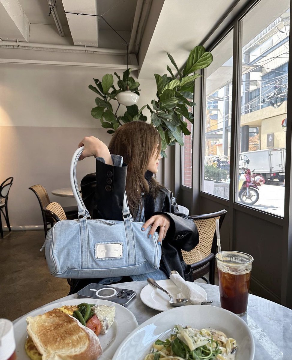 ppcrnying's tweet photo. #pyngpre Matin Kim - VINTAGE DENIM SPORTY TOTE BAG IN SKY Sale 10% แบรนด์นี้คุณภาพ ดีไซน์ดีอยู่แล้วว 👀 ใบนี้วินเทจ น่ารักมากๆ 🥣 แบรนด์เริ่มส่ง 05/04 ในเกาหลี
🛒 5,060.- (รวมส่ง ems)*รับมัดจำ
✈️ ส่งกลับทางแอร์ 2-12วันถึงไทยหลังออกจากเกาหลี
#พรีออเดอร์เกาหลี #matinkim https://t.co/1CnitdwQVV