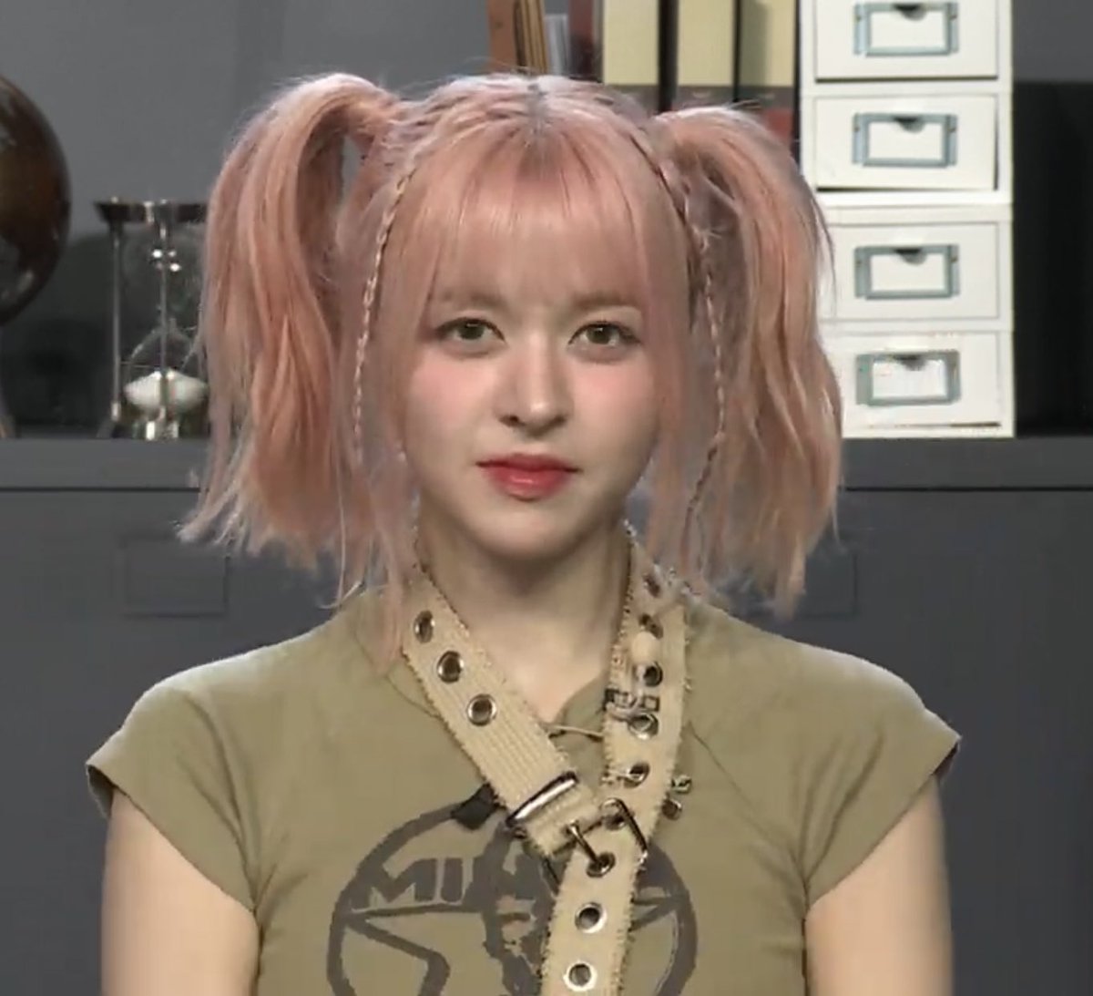 LilyMBrasil's tweet photo. [📷] 19.03.23 Screencaps da Lily durante a Live Comeback do NMIXX!

#NMIXX #엔믹스
#릴리 #LILY https://t.co/MgI9bkMAej