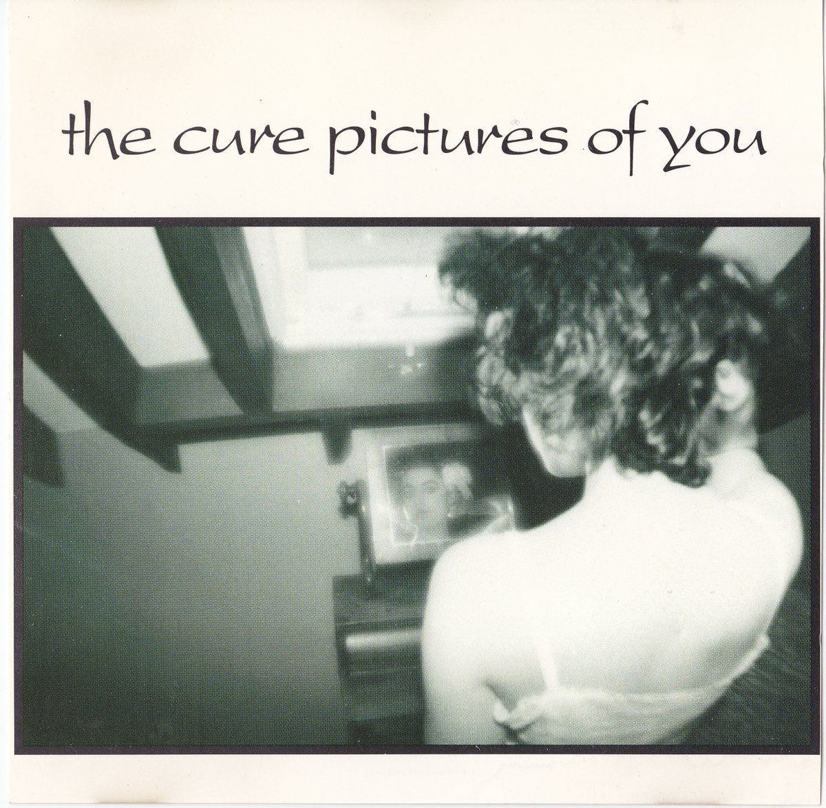 AccurecyFanzine's tweet photo. Em 19 de março de 1990 era lançado o single Pictures Of You nas versões 7", 12" e CD. Além de uma versão remix para a faixa título, a versão CD traz 4 faixas ao vivo de canções do álbum Disintegration. A capa traz Mary Poole, em foto que Robert carregava em sua carteira. https://t.co/4RANLYUK7Y